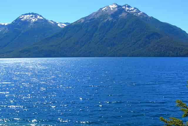 穿着运动鞋，要搭配出自己的味道，时尚姑娘告诉你怎么选衣服